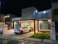 HERMOSAS Y AMPLIAS CASA DE 3 RECAMARAS CON ESTUDIO. ACABADOS PREMIUM.