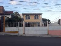 RENTO CASA MUY AMPLIA Y BONITA.