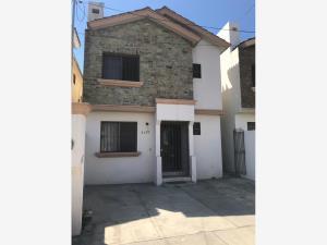 Casa en renta en Portal de Cumbres, Monterrey, Nuevo León Casa en renta en Portal de Cumbres, Monterrey, Nuevo León
