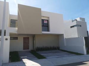 Casa en venta 3 recámaras, sala de TV y cochera para 3 autos, Zakia, Querétaro Casa en venta 3 recámaras, sala de TV y cochera para 3 autos, Zakia, Querétaro