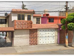 Casa en venta en Bosques de Aragon, Nezahualcóyotl, México Casa en venta en Bosques de Aragon, Nezahualcóyotl, México