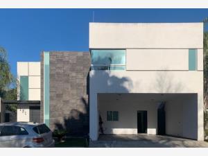 Casa en venta en Yerbaniz, Santiago, Nuevo León Casa en venta en Yerbaniz, Santiago, Nuevo León