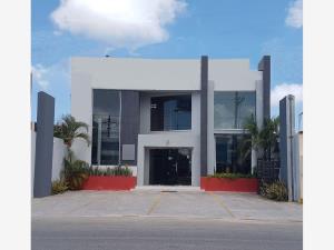 Edificio Comercial en Venta sobre Avenida Huayacán, Supermanzana 57, Quintana Roo