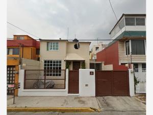 Casa en venta en Jardines de San Mateo, Naucalpan de Juárez, México
