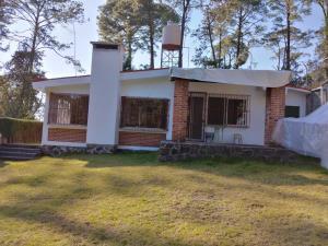 Casa en Venta en Tres Marías, Huitzilac con Jardín y Sistema de Seguridad