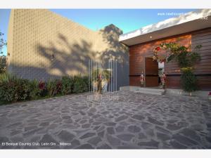 Residencia de Una Planta en Venta con Vista al Campo de Golf y Alberca en El Bosque Country Club