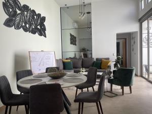 CASA EN VENTA DE UN PISO CASA EN VENTA DE UN PISO