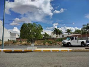 Oportunidad de inversión en terreno residencial en Villas de Irapuato, Guanajuato con vigilancia