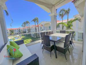 Departamento con 2 recámaras, doble altura en estancia, y terraza