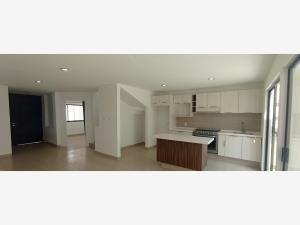 Súper equipada: 3.5 baños y habitación en planta baja en el Fraccionamiento Cielo Abierto, Los Lagos