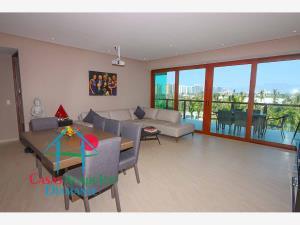 Depa en renta vacacional en Playa Diamante con terraza y vista a los jardines y albercas