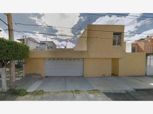 CASA EN VENTA EN ZONA DE ORO, CELAYA, GUANAJUATO.