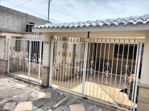 CASA DE UNA PLANTA EN NUEVO SAN ISIDRO