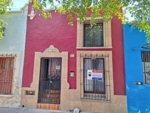Casa ubicada a media cuadra de Plazuela Machado.