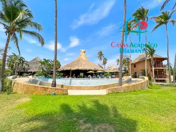 Casa en renta vacacional con 2 albercas y salida a la playa de la laguna de Tres Palos