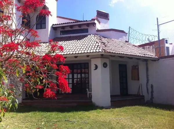 Casa en Renta en Arboledas, Querétaro: Amplia Propiedad con jardín super ubicada