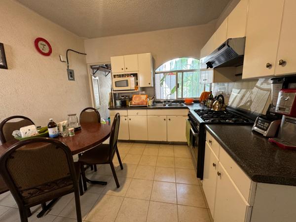 CASA EN VENTA DE 2 PISOS, EXCELENTE UBICACIÓN, CERCA COL. CERVANTES Y COL. ALEMÁN