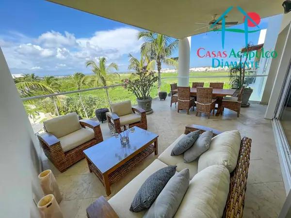 Departamento en venta con 4 recámaras y terraza con vista a las áreas comunes