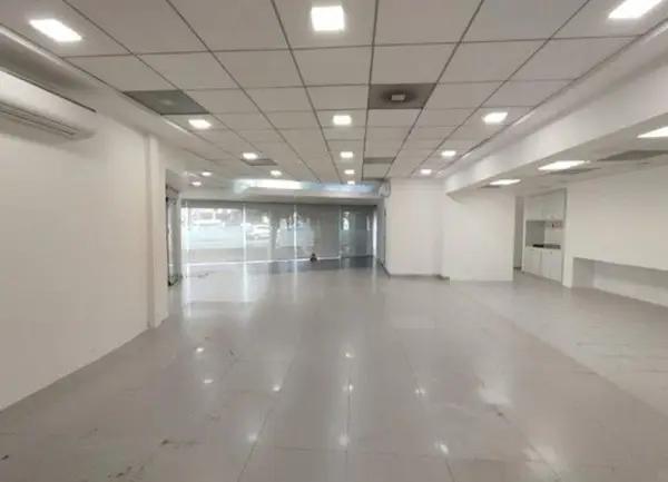 se renta local con oficinas en Tlalnepantla sobre Vía Gustavo Baz