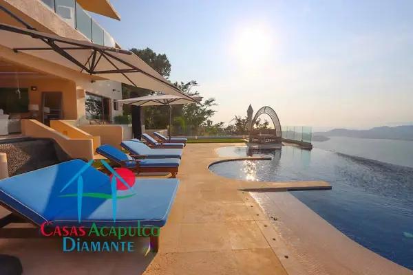 Casa de lujo en renta vacacional con 8 recámaras, terraza con alberca y vista a la bahía
