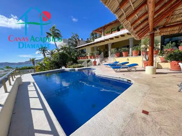 Casa con alberca privada y vista al mar