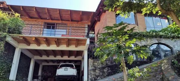Casa en venta en Santa María Ahuacatlán, Valle de Bravo, México - Amplia, con jardín y terrazas Casa en venta en Santa María Ahuacatlán, Valle de Bravo, México - Amplia, con jardín y terrazas