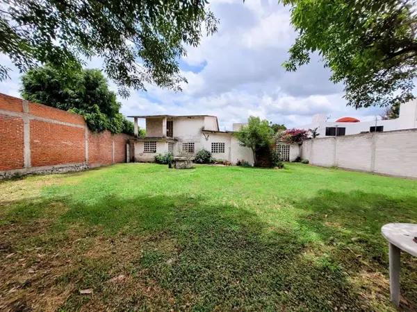 Venta casa con amplio jardín. Fracc Santa Cruz Guadalupe. Zavaleta
