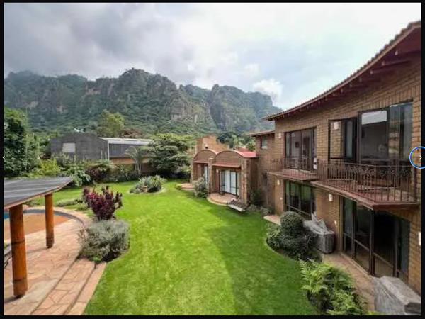 Casa con arquitectura orgánica y vista panorámica al Tepozteco