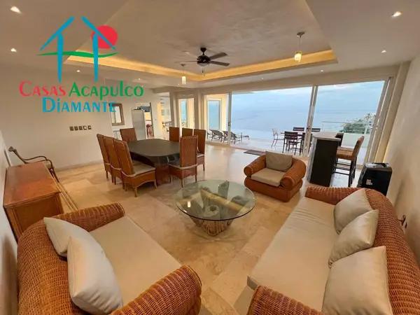 Casa con 2 Albercas y Vista al Mar, 6 Recámaras y 2 Terrazas