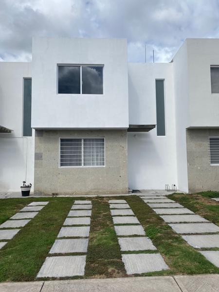 Casa en Venta con Recámara en Planta Baja en Paseos del Bosque, Corregidora