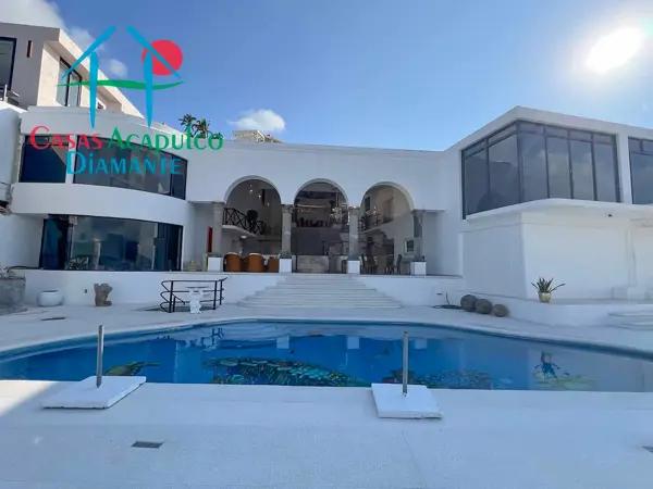 Casa en venta con increíble vista a la bahía de Acapulco. Con 7 recámaras y alberca privada Casa en venta con increíble vista a la bahía de Acapulco. Con 7 recámaras y alberca privada