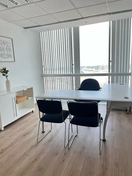 OFICINA AMUEBLADA TOTALMENTE EQUIPADA CON ÁREAS COMUNES Y AMENIDADES LISTA PARA EMPEZAR A TRABAJAR
