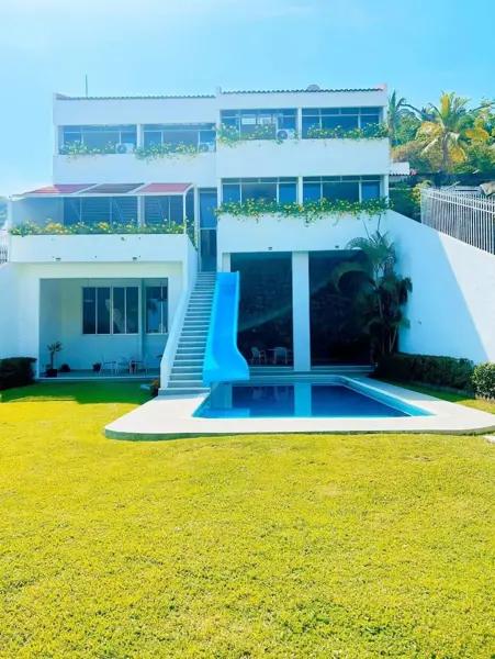 Hermosa villa privada con mas de 580 m2 de terreno, a pocos minutos de zona costera, Acapulco