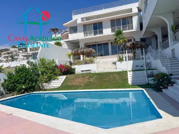 ¡Casa en oportunidad! 19 recámaras, 4 albercas y vista al mar