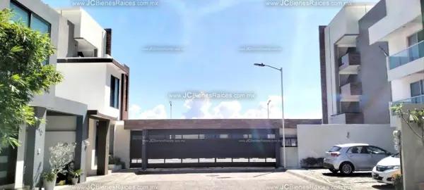 3 Recámaras, A/A y Alberca. Vive seguro con doble acceso controlado. ¡Agenda hoy!