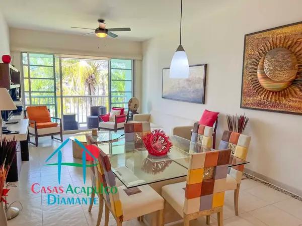Depa en venta con 2 recámaras, balcón y vista a las albercas y áreas comunes