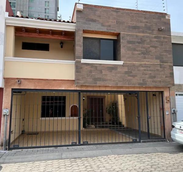 CASA EN VENTA EN FUENTES DE ANGELÓPOLIS