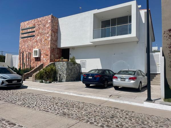Casa en renta en Vista Real, Querétaro: Amplia y con amenidades