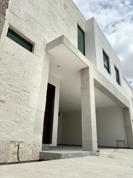 Casa en Viñedos con Recámara en Planta Baja (DE LUJO!)