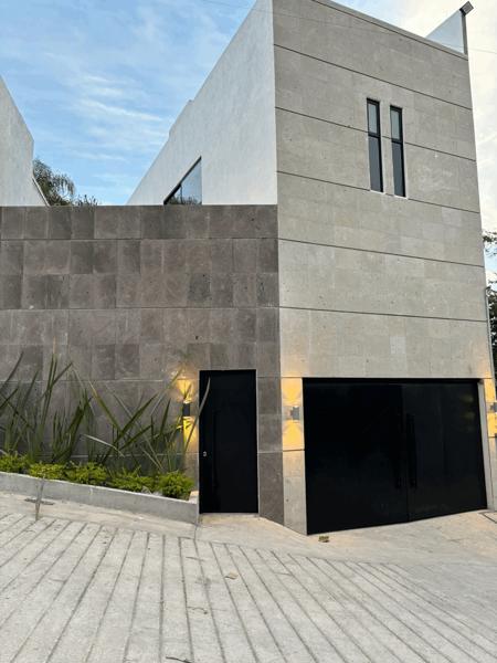 CASA NUEVA CON ROOF GARDEN Y JACUZZI EN FRACC. CERRADO BRISAS DE CUERNAVACA. CEL 7771131904