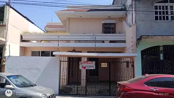 VENTA DE CASA CENTRICA DE 3 RECAMARAS CON ACABADOS EN MADERA ZONA CENTRO