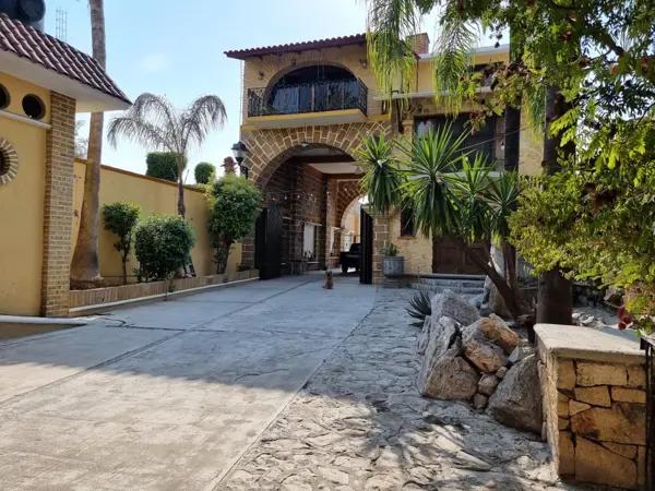 Casa en Venta en Temixco Centro con Amplio Terreno y Amenidades