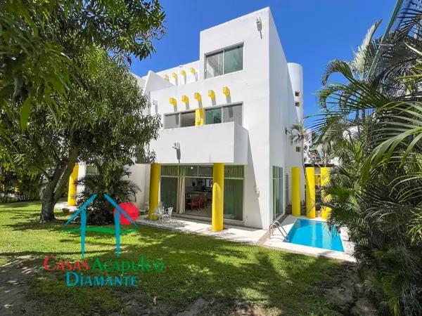 Casa en renta vacacional con alberca privada, jardín y club de playa en Acapulco Diamante