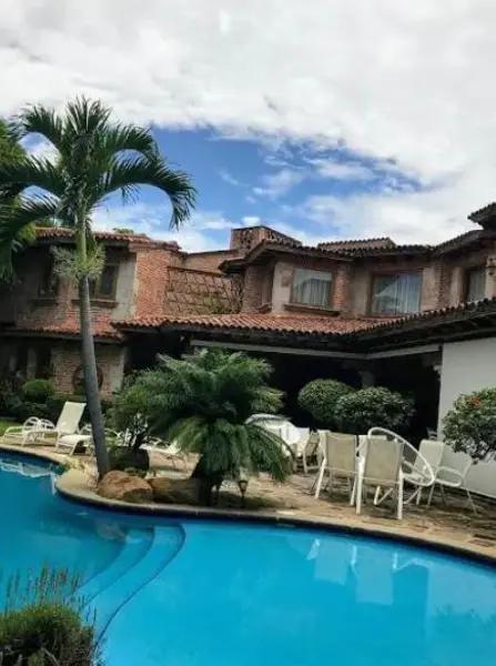 Residencia en RENTA en Fraccionamiento con Estricta Vigilancia