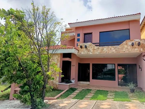 Renta Casa con recámara en planta baja