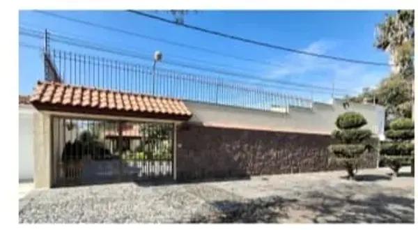 Casa de una Planta en Venta con Gran Jardín y Espacios Abiertos en León Casa de una Planta en Venta con Gran Jardín y Espacios Abiertos en León