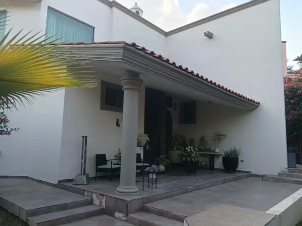 Casa en Venta en Villas de Irapuato, Guanajuato - Funcional con Alberca y Jardín Casa en Venta en Villas de Irapuato, Guanajuato - Funcional con Alberca y Jardín