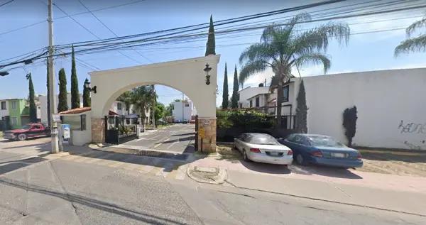 Casa en venta González Gallo en San Pedro Tlaquepaque, Jalisco, Recuperación Bancaria
