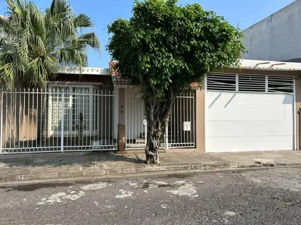 CASA DE UN NIVEL EN EXCELENTE ESTADO, AREAS AMPLIAS Y PATIO TRASERO, ZONA ALTA