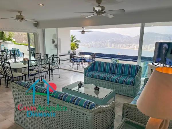Terraza con jacuzzi y vista a la bahía en Brisas Diamante: confort total en un solo nivel
